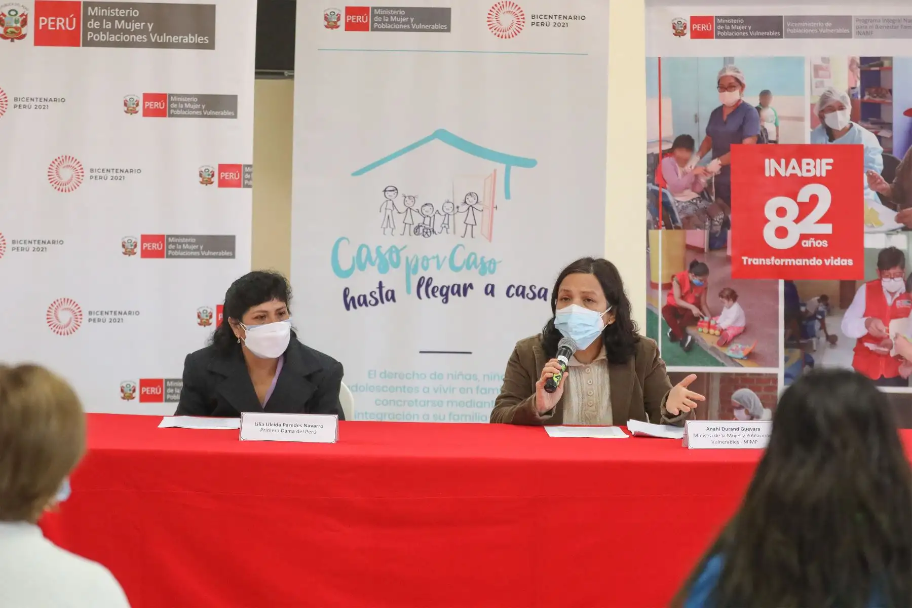 La Primera Dama Lilia Paredes junto a la ministra de la Mujer y Poblaciones Vulnerables, Anahí Durand, participaron en el lanzamiento de la estrategia "Caso por Caso hasta llegar a Casa" en el Centro de Acogida Residencial (CAR) "Hogar Divino Jesús", en el distrito de San Miguel.
Foto: ANDINA/Andrés Valle