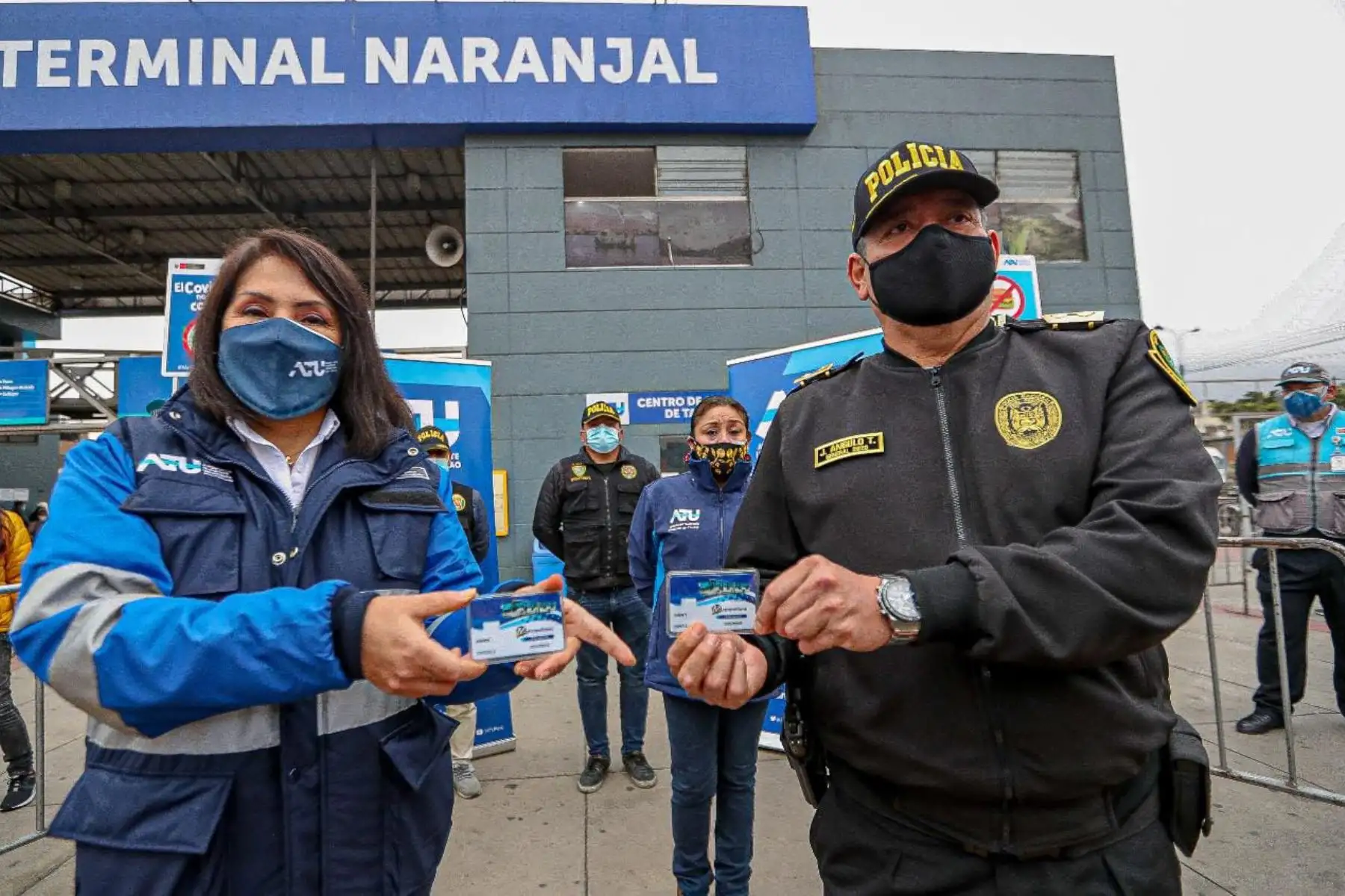 La Autoridad de Transporte Urbano de Lima y Callao (ATU) entregó hoy a la Policía Nacional pases libres que permitirán a agentes vestidos de civil camuflarse entre los pasajeros y devolver la tranquilidad a los usuarios del servicio. Foto: ANDINA/Difusión