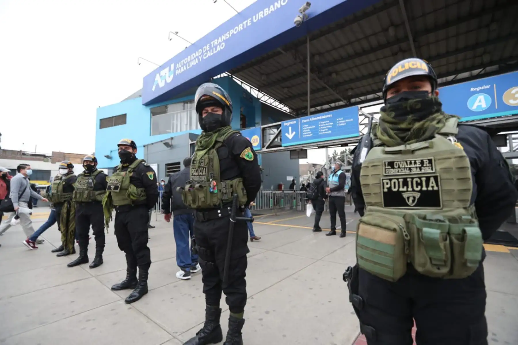 La presidenta de la ATU, Maria Jara, entregó tarjetas de pase libre del Metropolitano para que los miembros terna de la Policía nacional ingresen a las estaciones y terminales a fin de seguir reforzando la seguridad de nuestros usuarios.
Foto: ATU