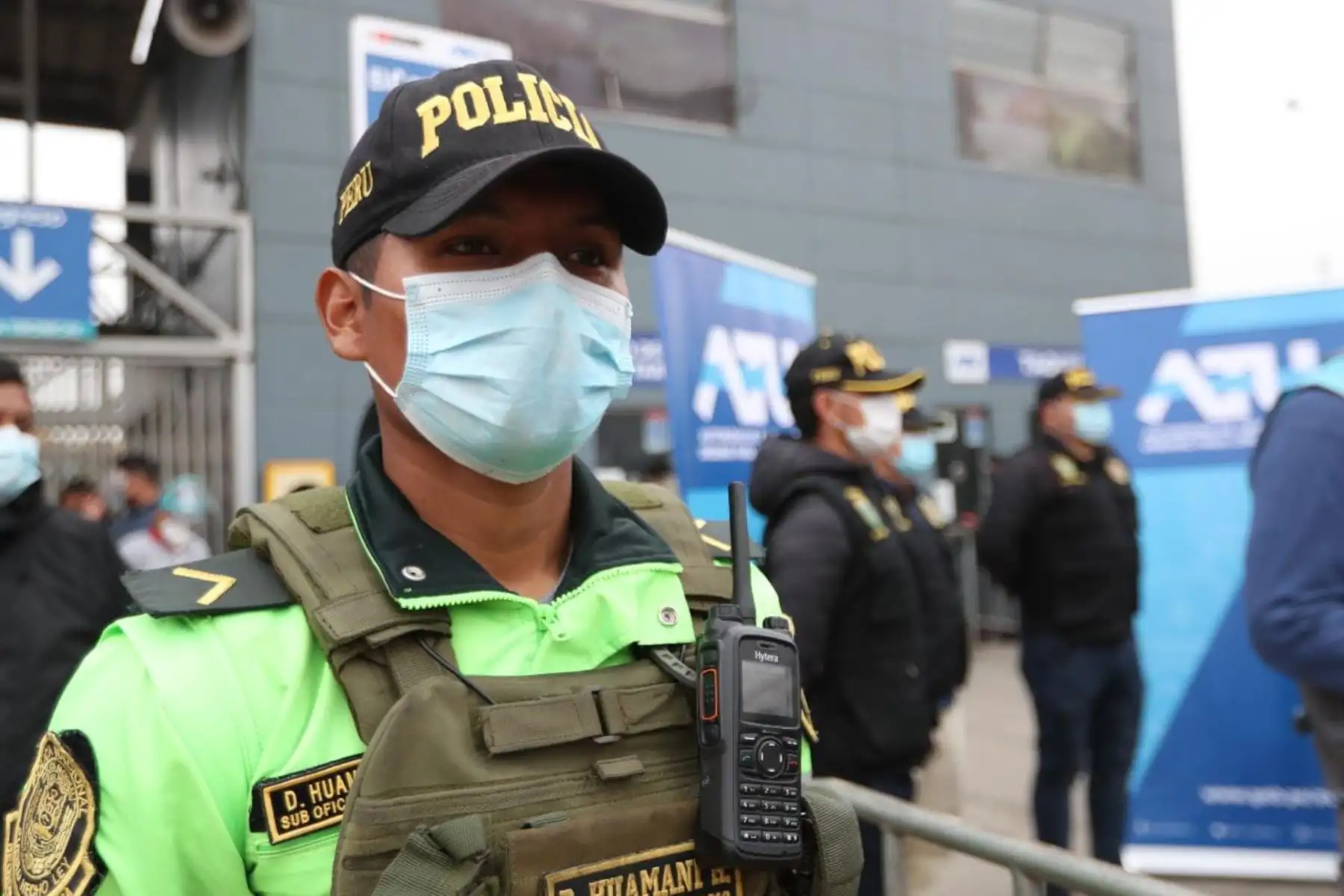 La presidenta de la ATU, Maria Jara, entregó tarjetas de pase libre del Metropolitano para que los miembros terna de la Policía nacional ingresen a las estaciones y terminales a fin de seguir reforzando la seguridad de nuestros usuarios.
Foto: ATU