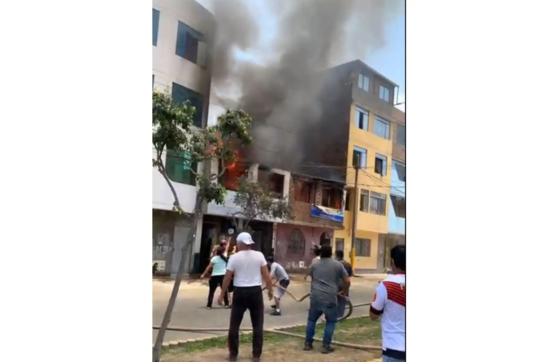 Once unidades de bomberos acudieron para atender siniestro. Foto: Prensa El Agustino