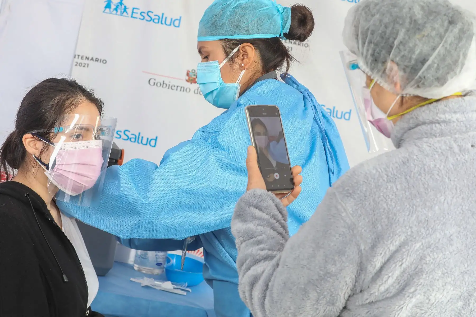 Hoy inicia la vacunación contra la covid 19 a personas de 21 y 22 años en Lima y Callao, en el  centro de vacunación del Parque de las Leyendas en el distrito de San Miguel.
Foto: ANDINA/Andrés Valle