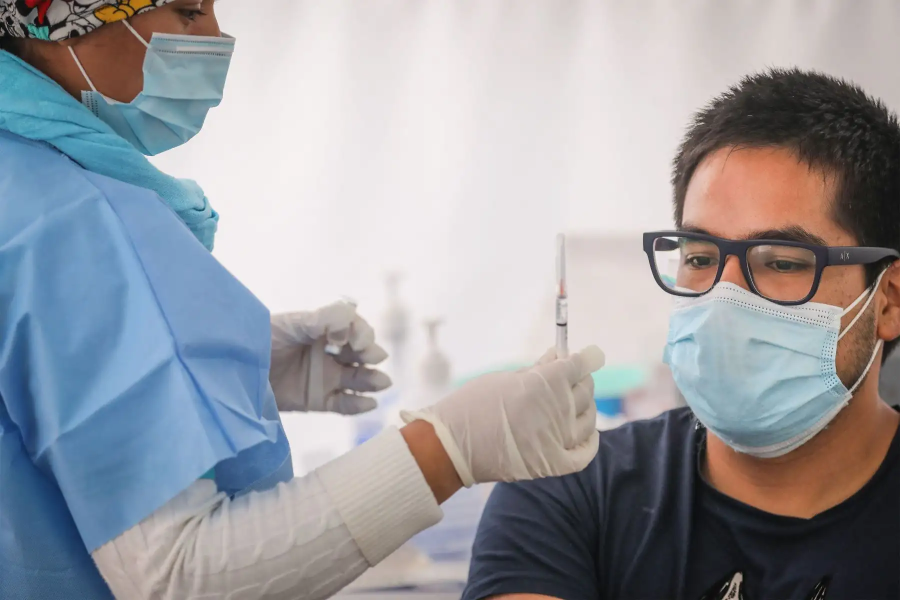 La población objetivo para recibir las vacunas contra la covid-19, según el Ministerio de Salud, son hombres y mujeres mayores de 12 años, que en el Perú son 28 millones 24,250 personas.  ANDINA/Andrés Valle