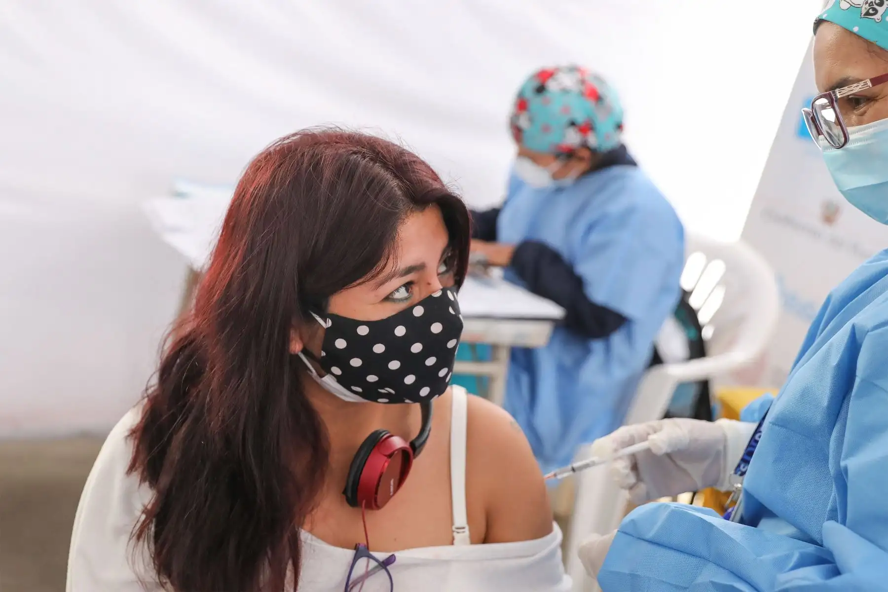 Hoy inicia la vacunación contra la covid 19 a personas de 21 y 22 años en Lima y Callao, en el  centro de vacunación del Parque de las Leyendas en el distrito de San Miguel.
Foto: ANDINA/Andrés Valle