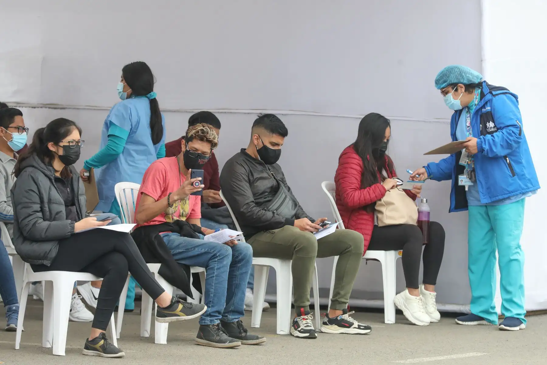 Hoy inicia la vacunación contra la covid 19 a personas de 21 y 22 años en Lima y Callao, en el  centro de vacunación del Parque de las Leyendas en el distrito de San Miguel.
Foto: ANDINA/Andrés Valle