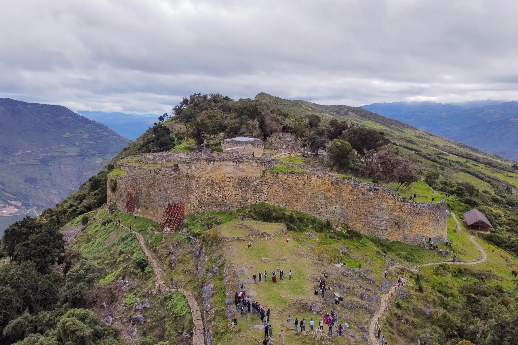 En el complejo arqueologico sigue el desprendimiento de rocas y las paredes laterales del área colapsada presentan agrietamientos, lo cual podría generar nuevos colapsos.ANDINA/Prensa Presidencia