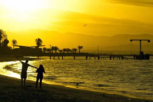 A lo largo de sus más de 3,000 kilómetros el litoral peruano alberga balnearios ideales para el descanso, la recreación y la práctica de deportes náuticos que garantizan una experiencia imborrable en la estación preferida por todos.