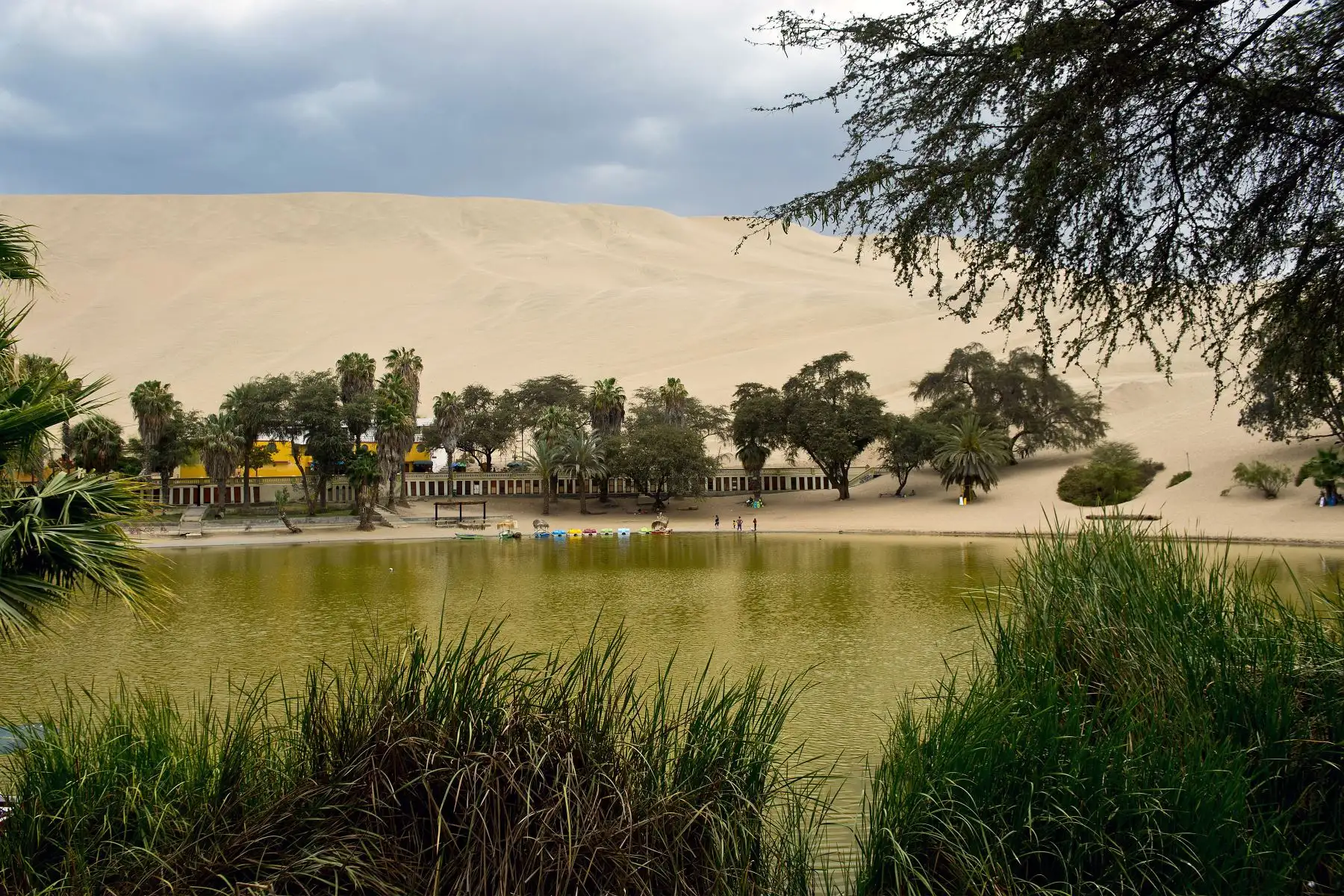 En su centro están las aguas verdes de la laguna de Huacachina, la cual se cree que tiene propiedades terapéuticas y está rodeada de palmas. 
Foto:AFP