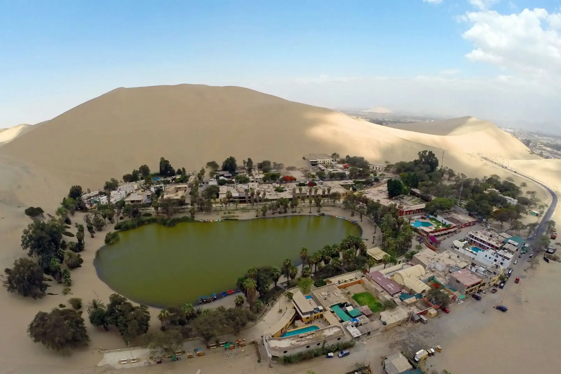 Laguna de Huacachina, ubicada en la región Ica y uno de los oasis más bellos del mundo está en Perú, incluido en la lista de los 10 países más bellos del mundo según el prestigioso diario británico The Telegraph.