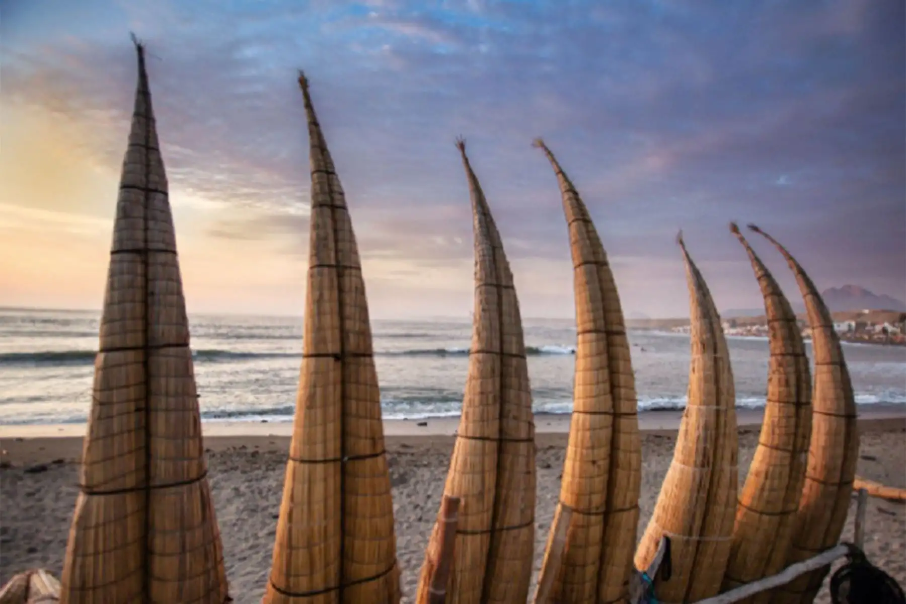 Bañadas por aguas tibias y con olas ideales para la práctica de la tabla, destacan balnearios como  Huanchaco en La Libertad.
Foto: PROMPERU