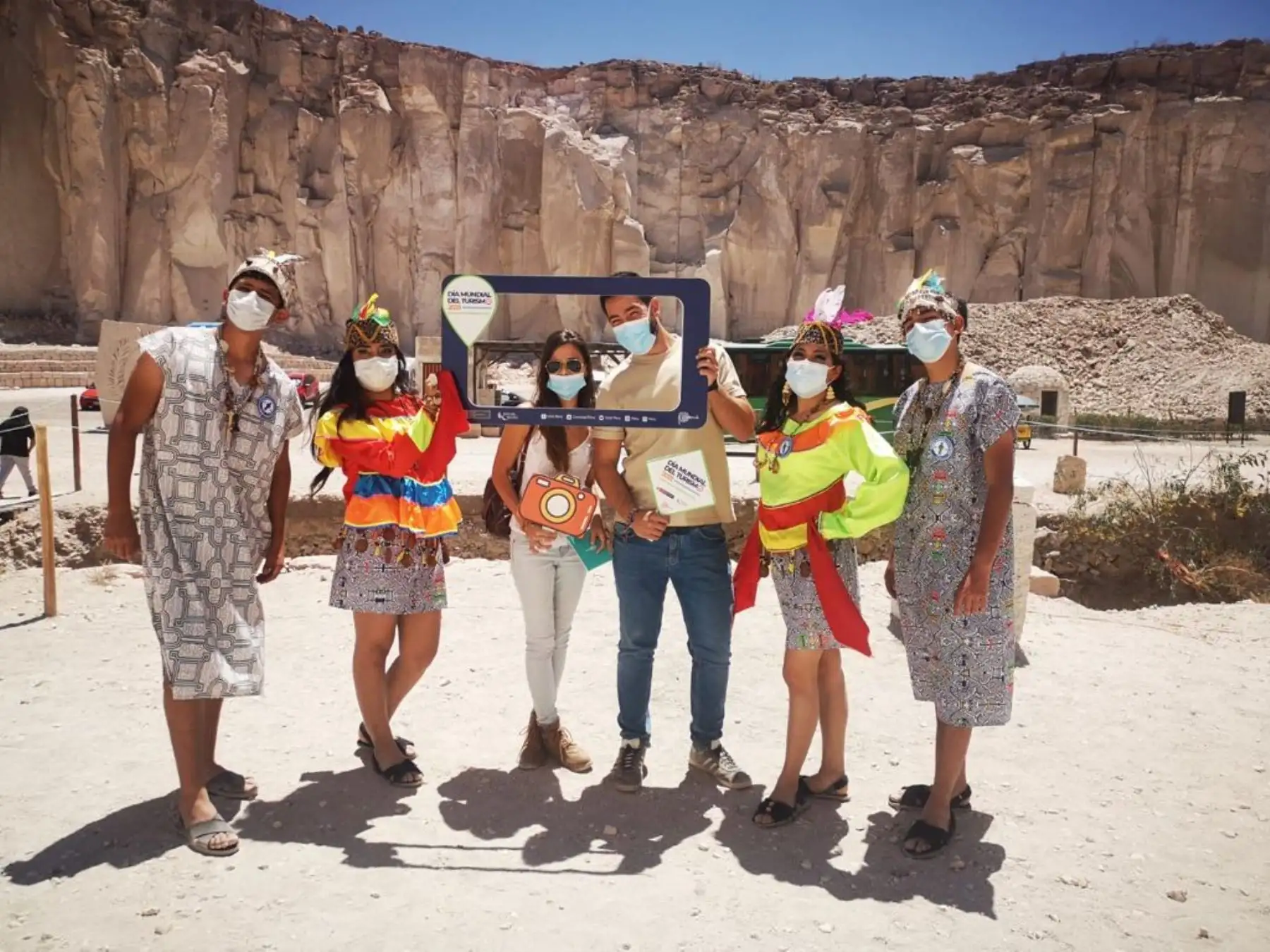 Con un ambiente festivo y danzas típicas Arequipa recibió hoy a los turistas que arribaron a la Ciudad Blanca al conmemorarse el Día Mundial del Turismo. ANDINA/Difusión