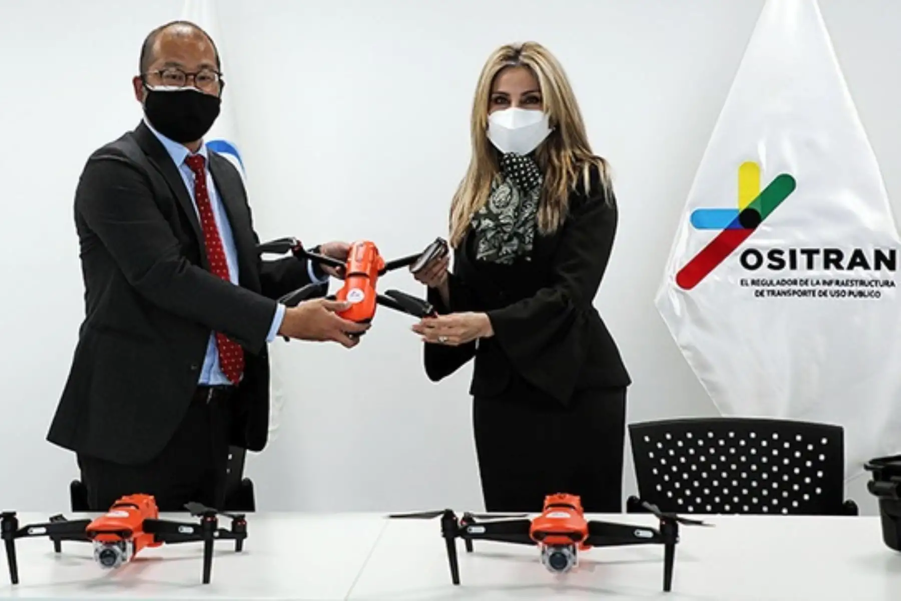 Titular de Ositran, Verónica Zambrano, recibe los drones entregados por Takeharu Nakagawa, representante de la Agencia de Cooperación Internacional de Japón (JICA). Foto: Cortesía.