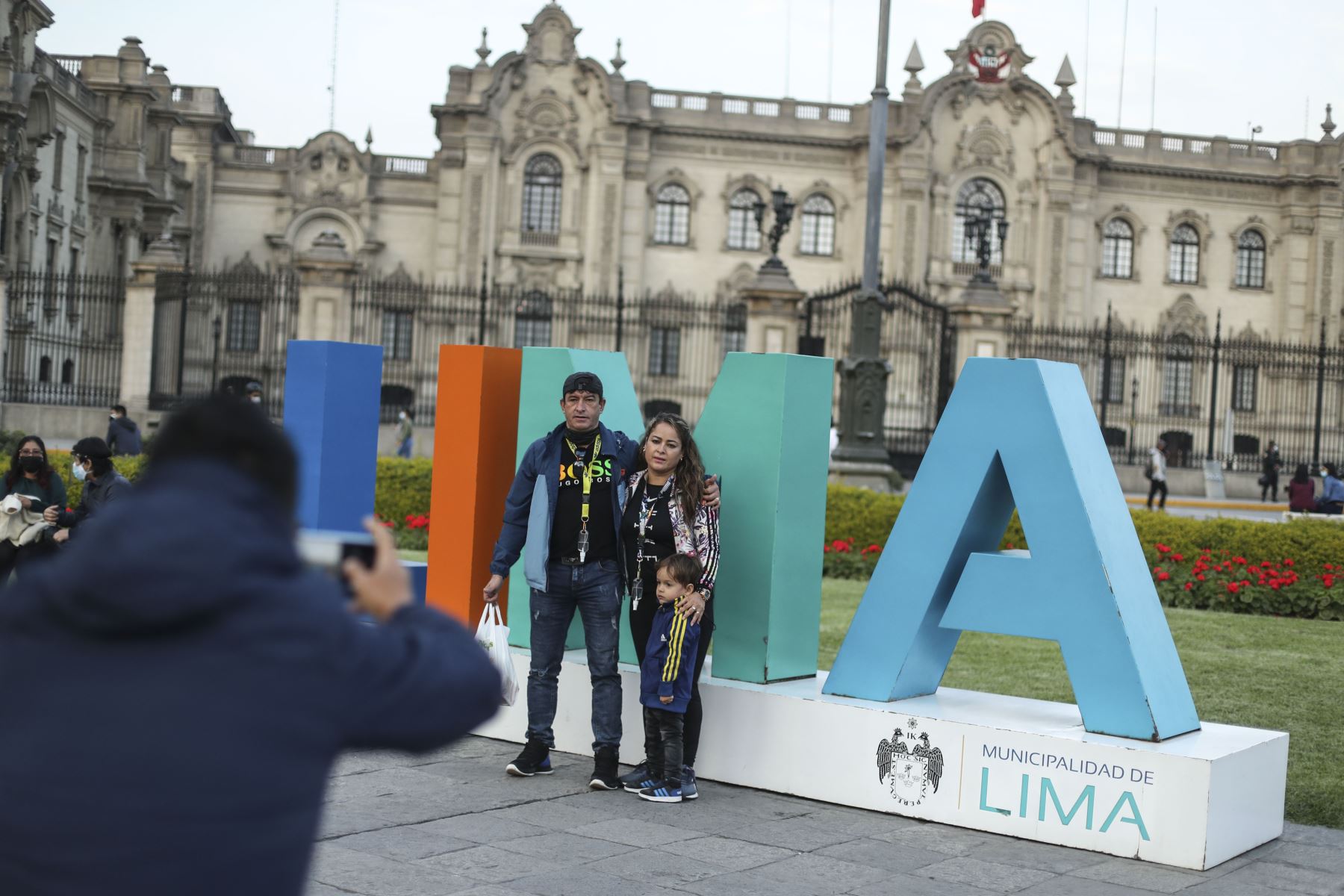 Luego de casi 2 meses de permanecer cerrada, se reabrieron los accesos a la Plaza de Armas de Lima. La plaza fue cerrada como medida de precaución debido a manifestaciones de grupos radicales opositores al gobierno de turno. Foto: ANDINA/Carla Patiño Ramírez