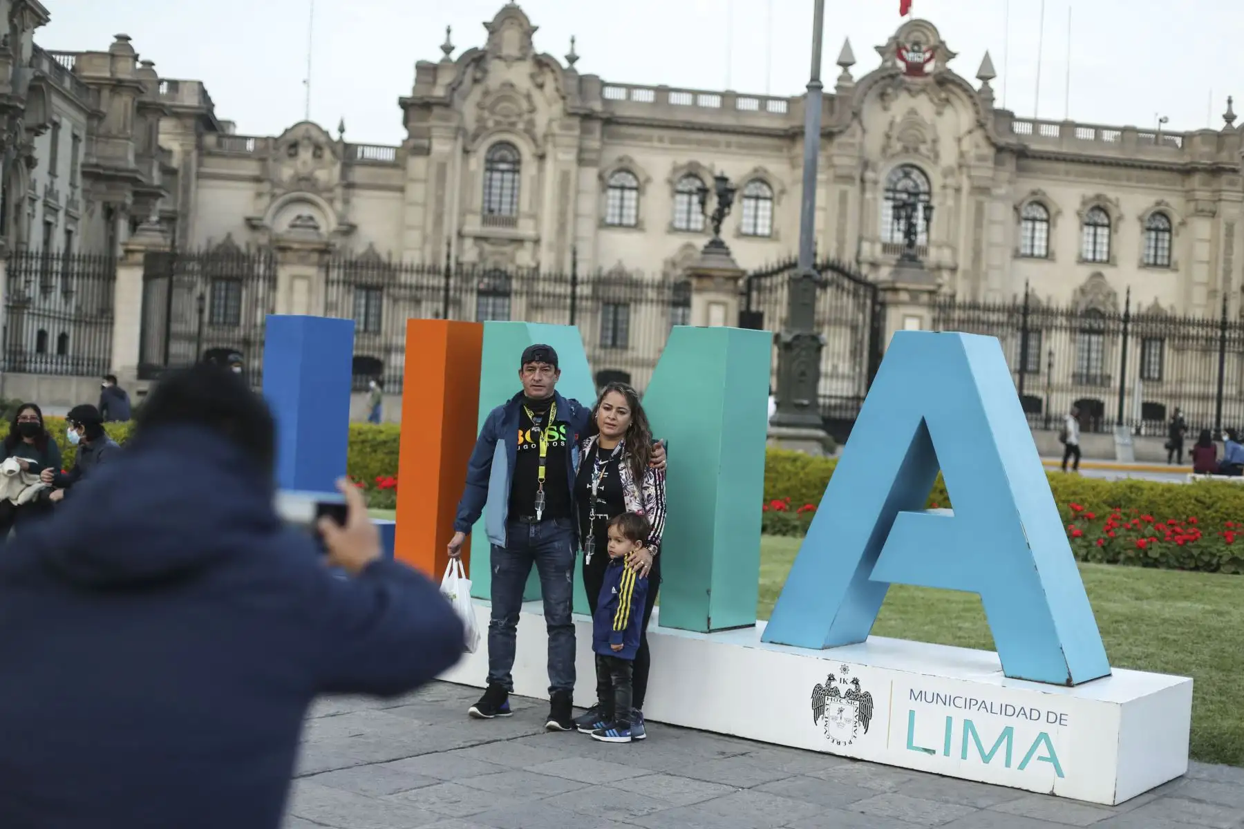 Luego de casi 2 meses de permanecer cerrados, se reabrieron los accesos a la Plaza de Armas de Lima. La plaza fue cerrada como medida de precaución debido a la movilización de manifestantes en el centro de la ciudad. Foto: ANDINA/Carla Patiño Ramírez
