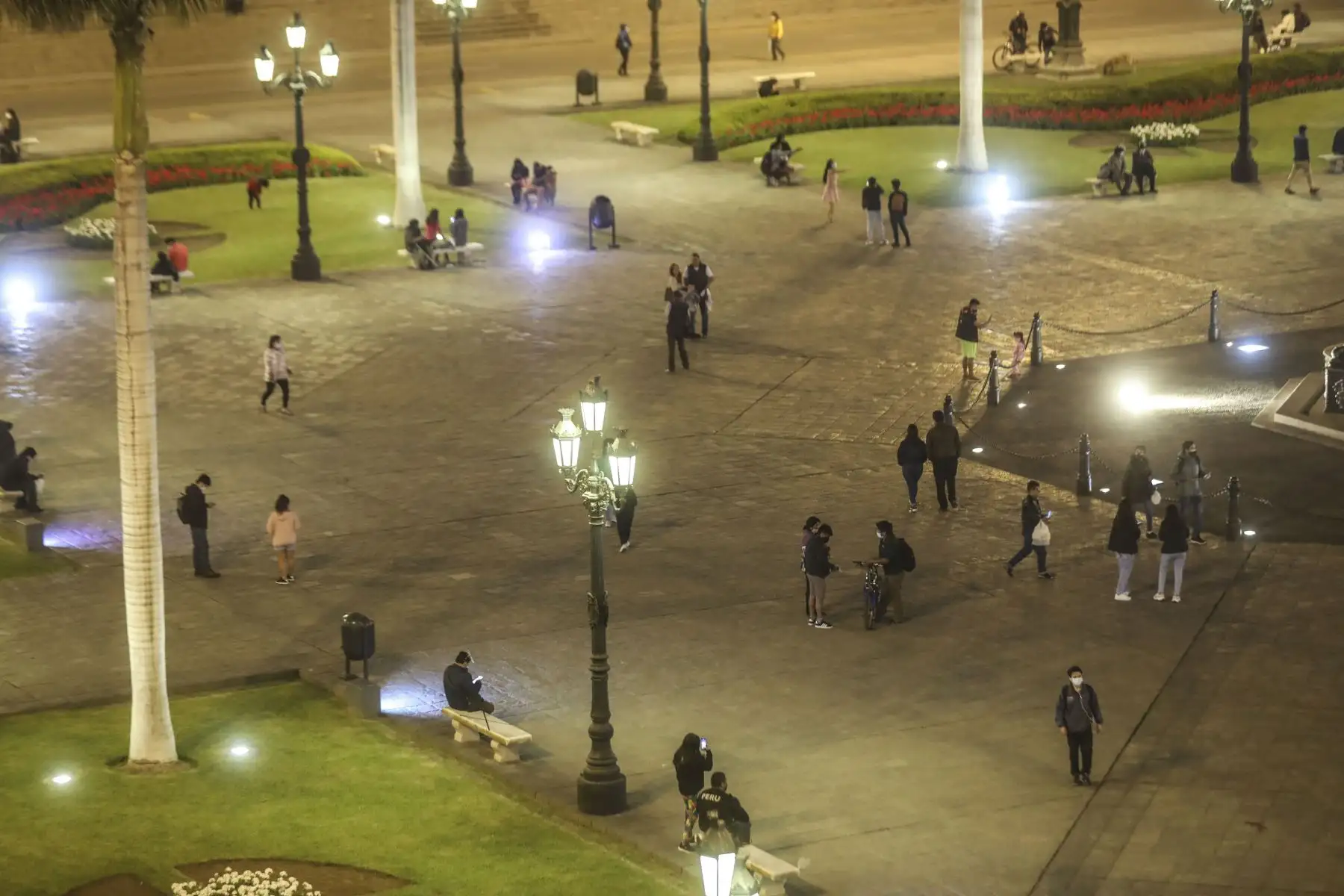 Luego de casi 2 meses de permanecer cerrados, se reabrieron los accesos a la Plaza de Armas de Lima. La plaza fue cerrada como medida de precaución debido a la movilización de manifestantes en el centro de la ciudad. Foto: ANDINA/Carla Patiño Ramírez