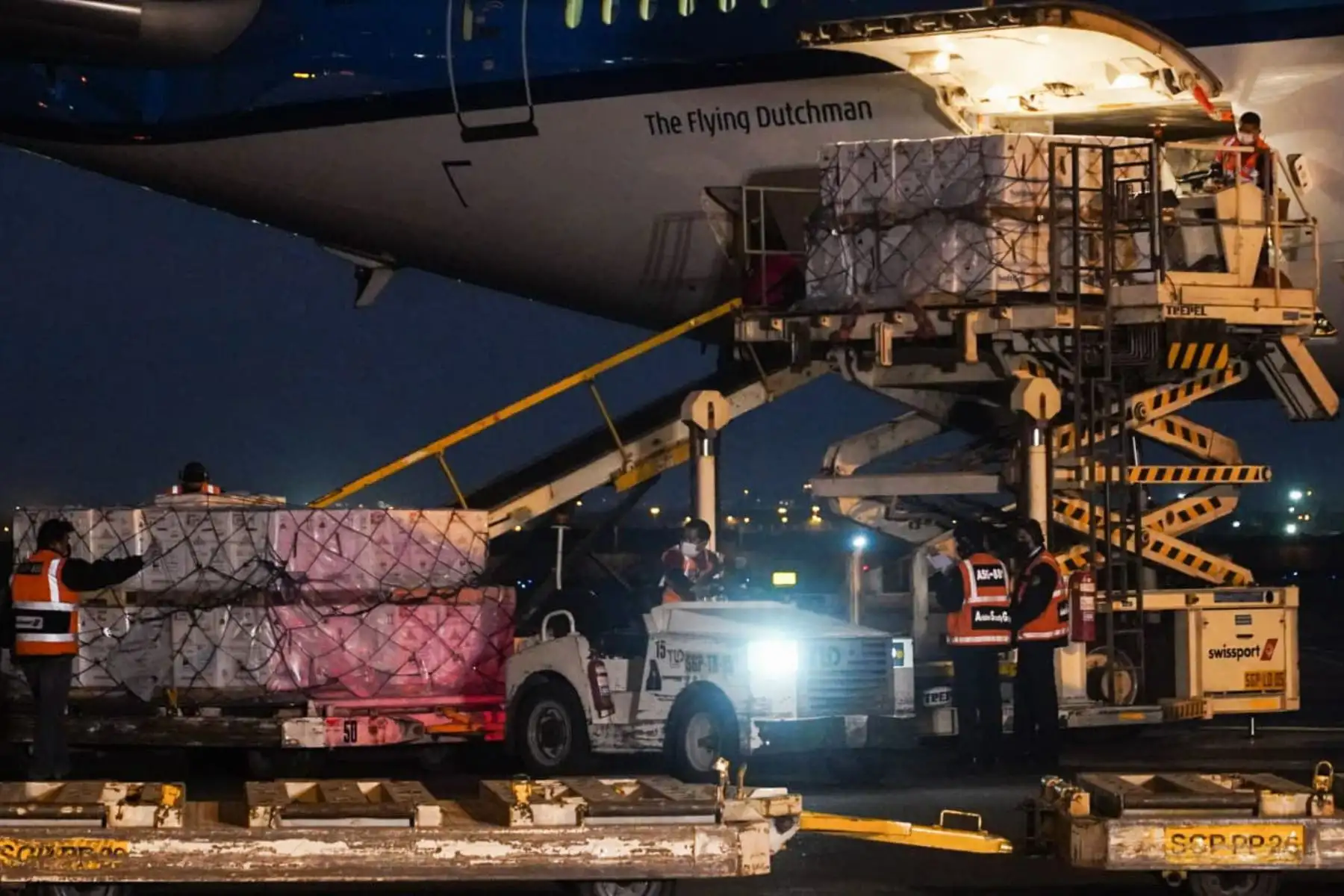 Esta noche llegaron a nuestro país un nuevo lote de 649,350 dosis de vacunas que permitirá continuar con la inoculación y protegernos contra la covid-19. Ya son más de 10,250,000 personas vacunadas con dos dosis y protegidas ante una posible tercera ola de esta pandemia. Foto: Minsa