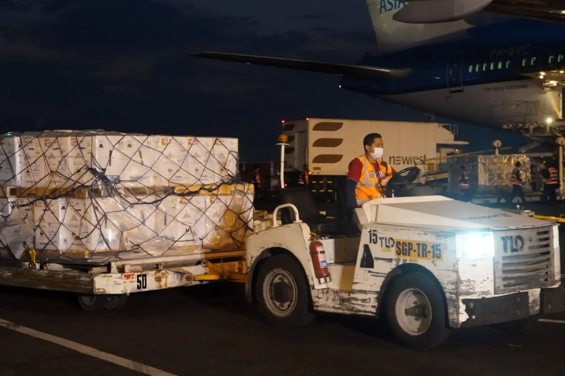 Esta noche llegaron a nuestro país un nuevo lote de 649,350 dosis de vacunas que permitirá continuar con la inoculación y protegernos contra la covid-19. Ya son más de 10,250,000 personas vacunadas con dos dosis y protegidas ante una posible tercera ola de esta pandemia. Foto: Minsa