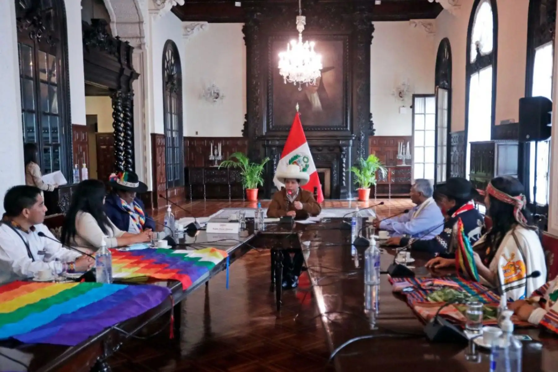 El presidente Pedro Castillo se reunió con representantes de comunidades campesinas afectadas por la minería e hidrocarburos para atender sus demandas por temas ambientales e impulsar el desarrollo económico de sus territorios. Foto: ANDINA/Prensa Presidencia