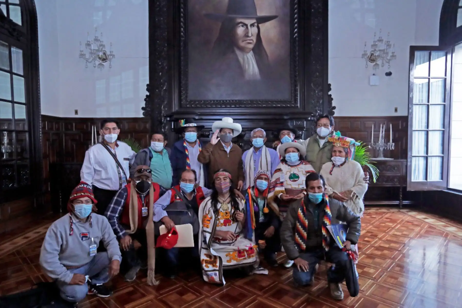 El presidente Pedro Castillo se reunió con representantes de comunidades campesinas afectadas por la minería e hidrocarburos para atender sus demandas por temas ambientales e impulsar el desarrollo económico de sus territorios. Foto: ANDINA/Prensa Presidencia