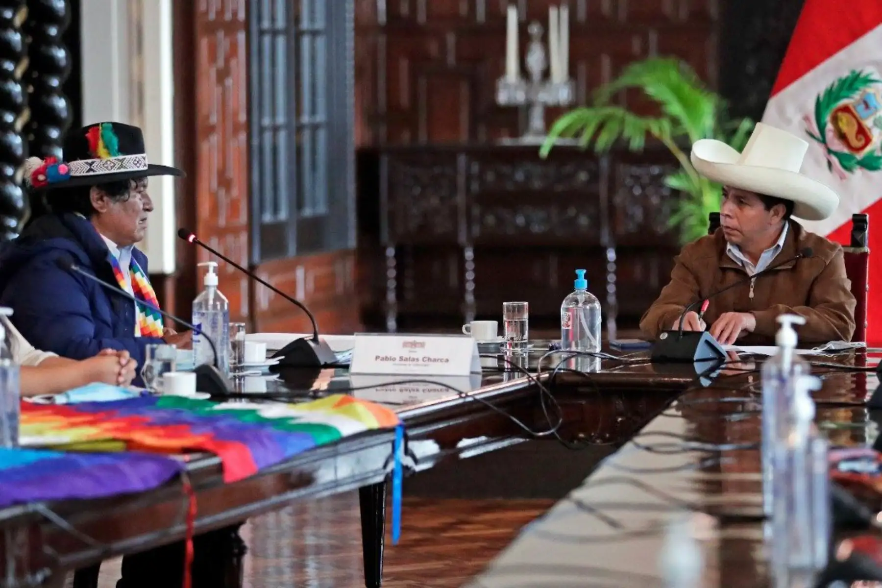El presidente Pedro Castillo se reunió con representantes de comunidades campesinas afectadas por la minería e hidrocarburos para atender sus demandas por temas ambientales e impulsar el desarrollo económico de sus territorios. Foto: ANDINA/Prensa Presidencia