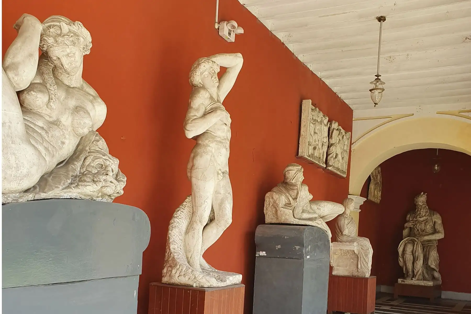 En los pasillos de la vieja casona en la cuadra 6 del jirón Áncash se escuchan los ecos de los feroces debates sobre el academicismo y el arte, la lucha de las escuelas por seguir, se dio pinceladas de vida a movimientos como el indigenismo, el modernismo y lo contemporáneo.
Foto: Ensabap