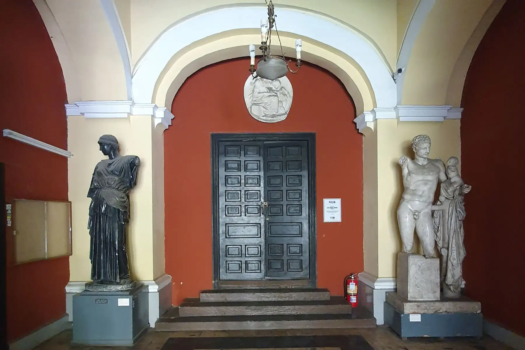 La Ensabap cuenta con tres locales: la sede central, la sede Canevaro y la sede Cultural. Además, posee un gran patrimonio estatuario, único en el ámbito latinoamericano.
Foto: Ensabap