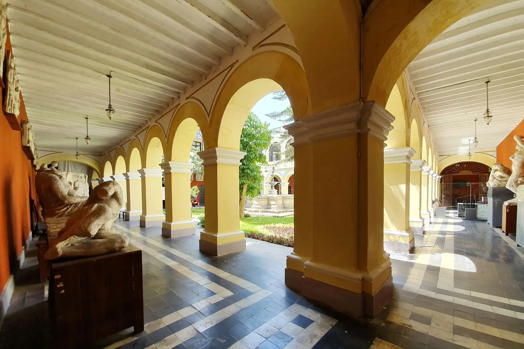 La Ensabap cuenta con tres locales: la sede central, la sede Canevaro y la sede Cultural. Además, posee un gran patrimonio estatuario, único en el ámbito latinoamericano.
Foto: Ensabap