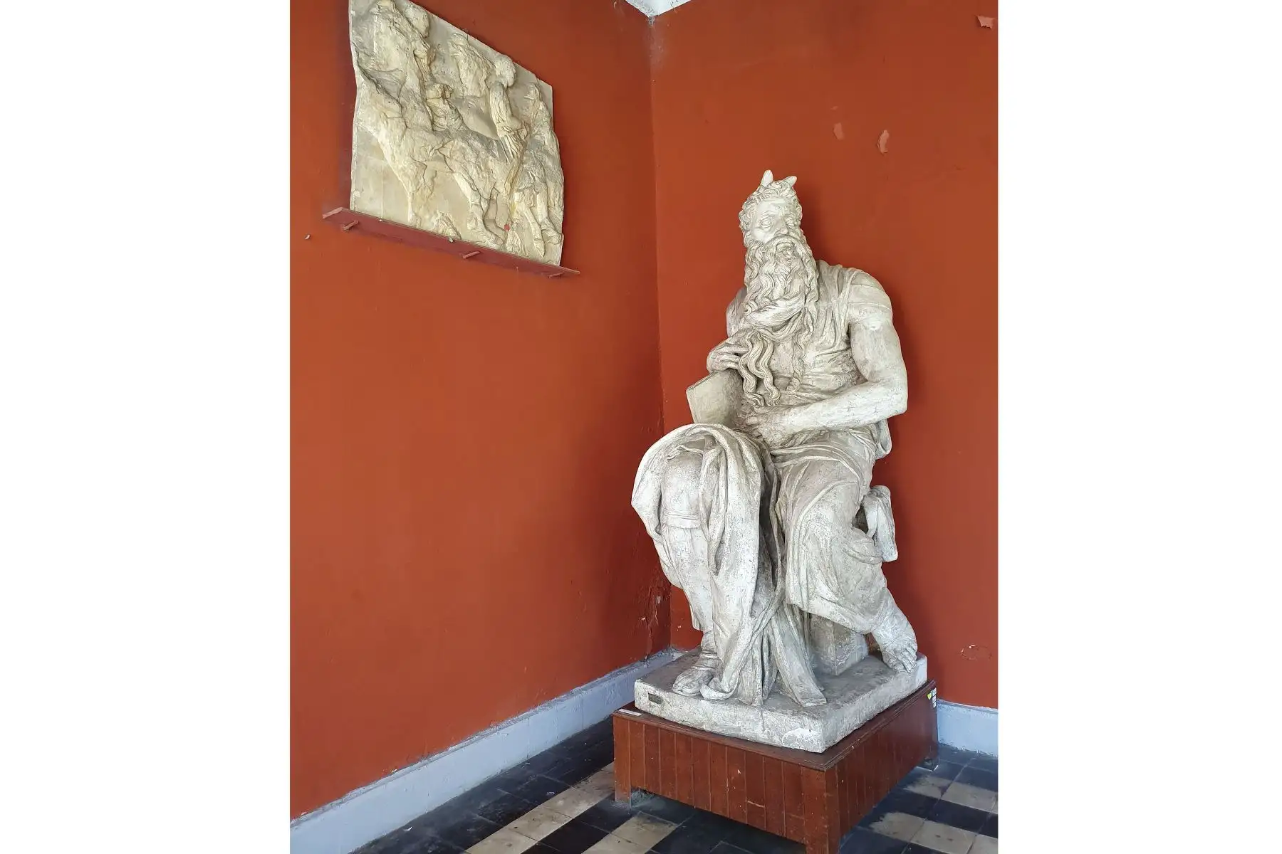 La Ensabap cuenta con tres locales: la sede central, la sede Canevaro y la sede Cultural. Además, posee un gran patrimonio estatuario, único en el ámbito latinoamericano.
Foto: Ensabap