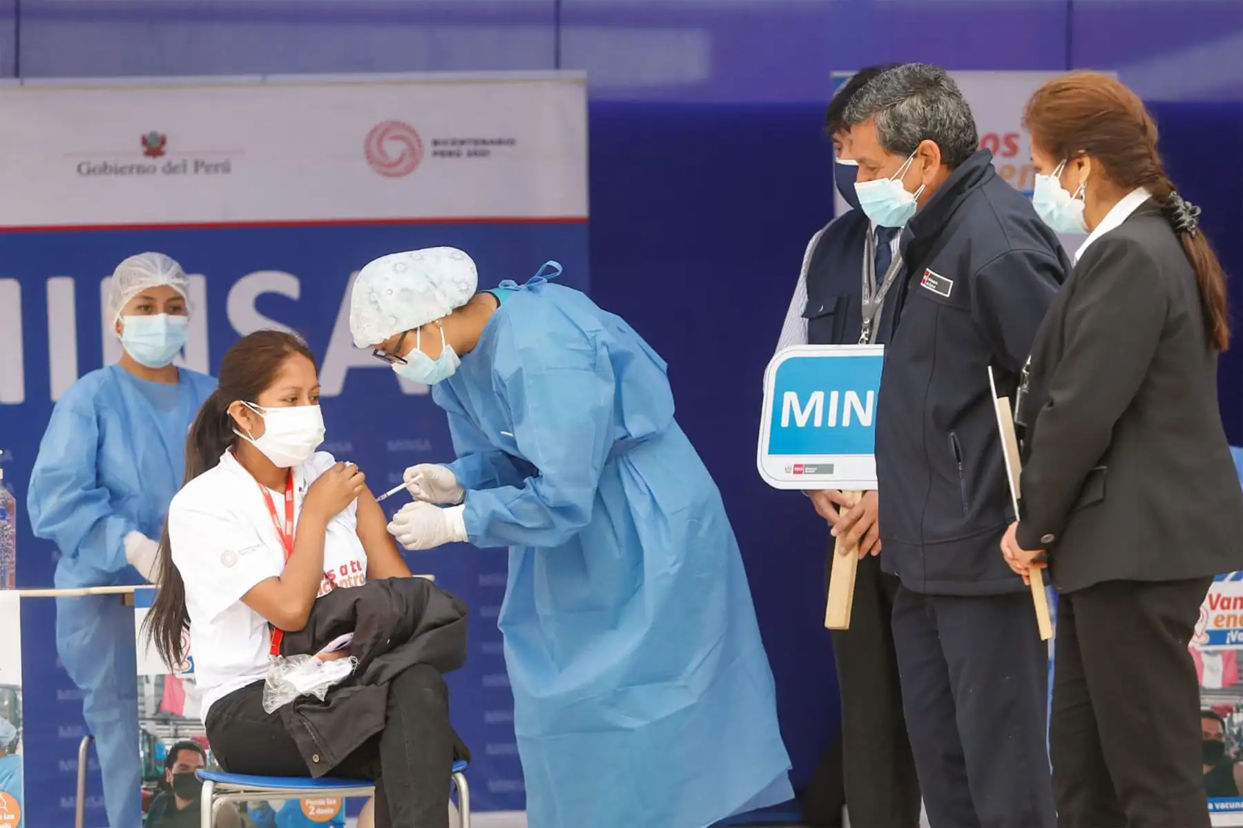 Empresas de telecomunicaciones Bitel, Entel, Claro y Movistar se suman al esfuerzo del Ministerio de Salud de cerrar brechas de vacunación y anuncian grandes beneficios para quienes se vacunen.
Foto: Minsa