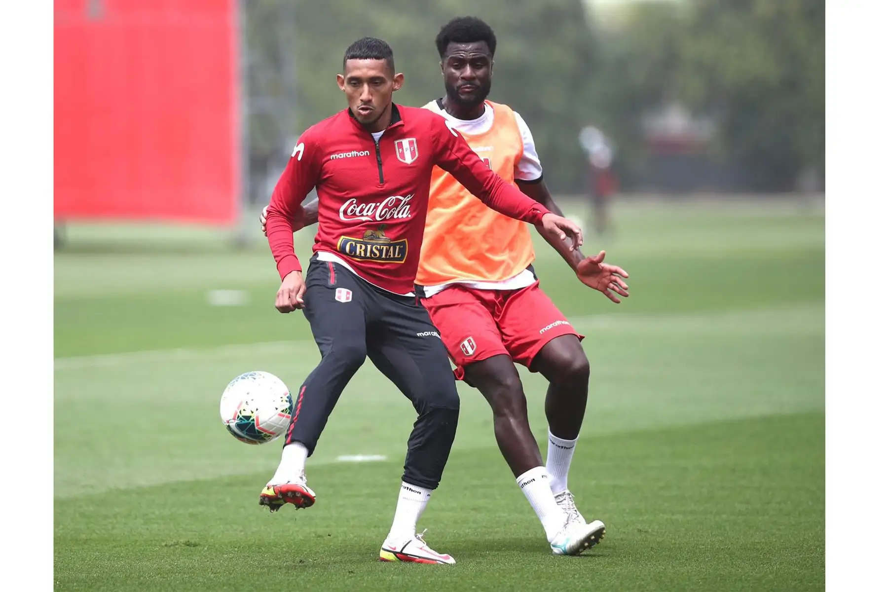 La selección peruana realiza su segundo día de entrenamiento en la Videna , donde inicia su operativo para enfrentar a Chile, Bolivia y Argentina durante las  eliminatorias Catar 2022.
En la imagen Christofer Gonzáles y Christian Ramos.
 Foto: Selección Peruana
