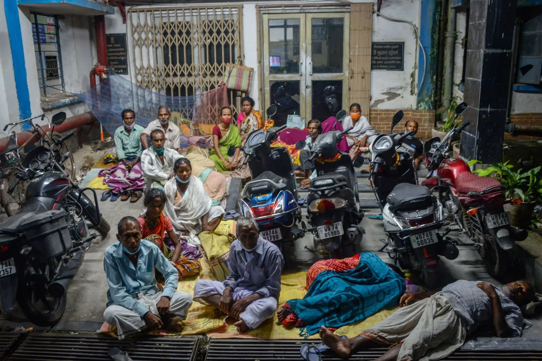 Las personas acampan durante la noche para recibir una dosis de la vacuna contra el coronavirus en un hospital de distrito administrado por el gobierno a la medianoche en Siliguri.
Foto: AFP