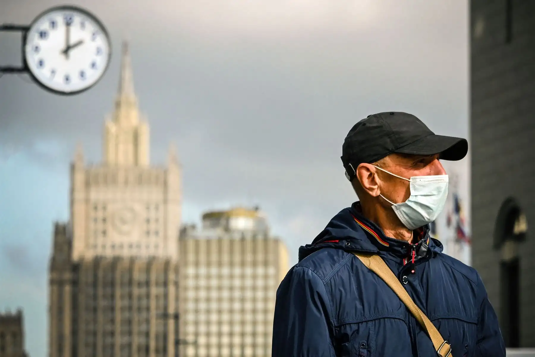 Un hombre con una mascarilla camina en el centro de Moscú , en medio de la pandemia causada por el nuevo coronavirus.
Foto: AFP