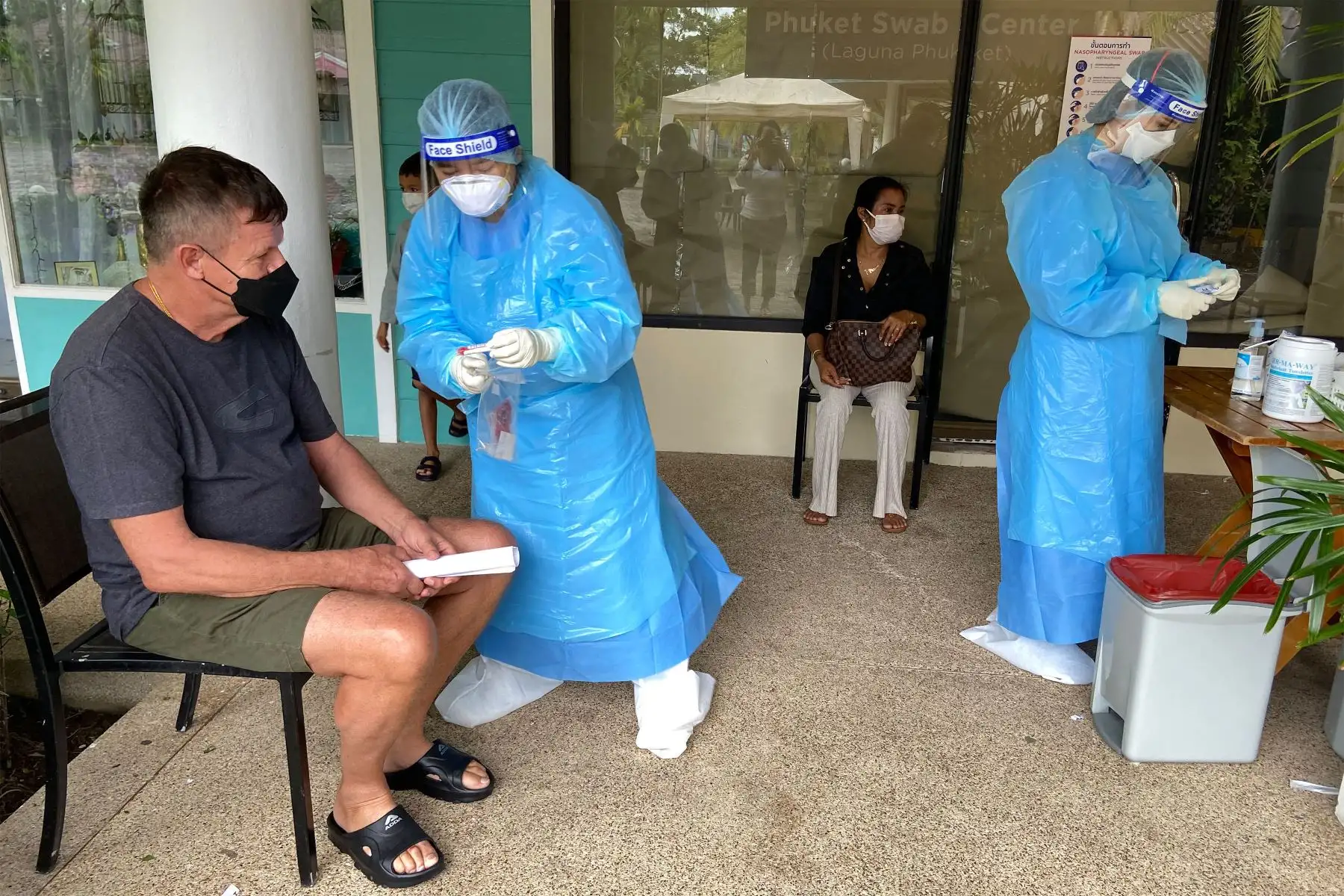 Personas esperan para hacerse pruebas de hisopo para detectar el coronavirus Covid-19 en Phuket, mientras los turistas aprovechan el programa "Phuket Sandbox" para visitantes completamente vacunados contra el coronavirus. 
Foto: AFP