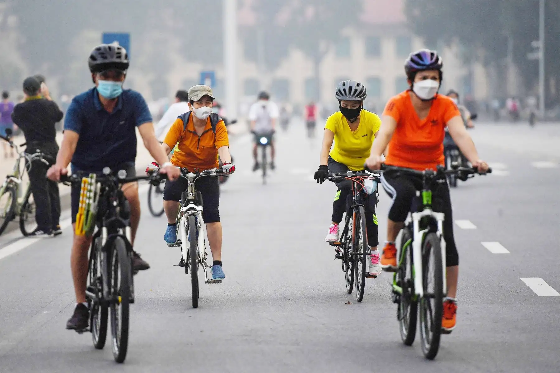 Las personas andan en bicicleta a lo largo de una calle en Hanoi , luego de que las autoridades de la ciudad permitieran las actividades deportivas al aire libre luego de la flexibilización de las restricciones del coronavirus.
Foto: AFP