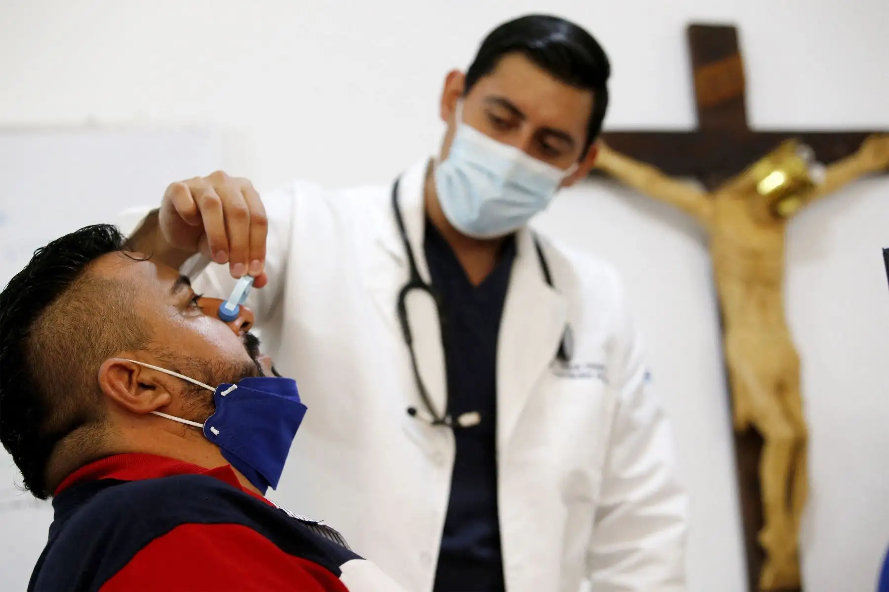 Un hombre recibe una rehabilitación post covid-19 en la asociación "Juntos contra el dolor" en Guadalajara, México.
Foto: AFP