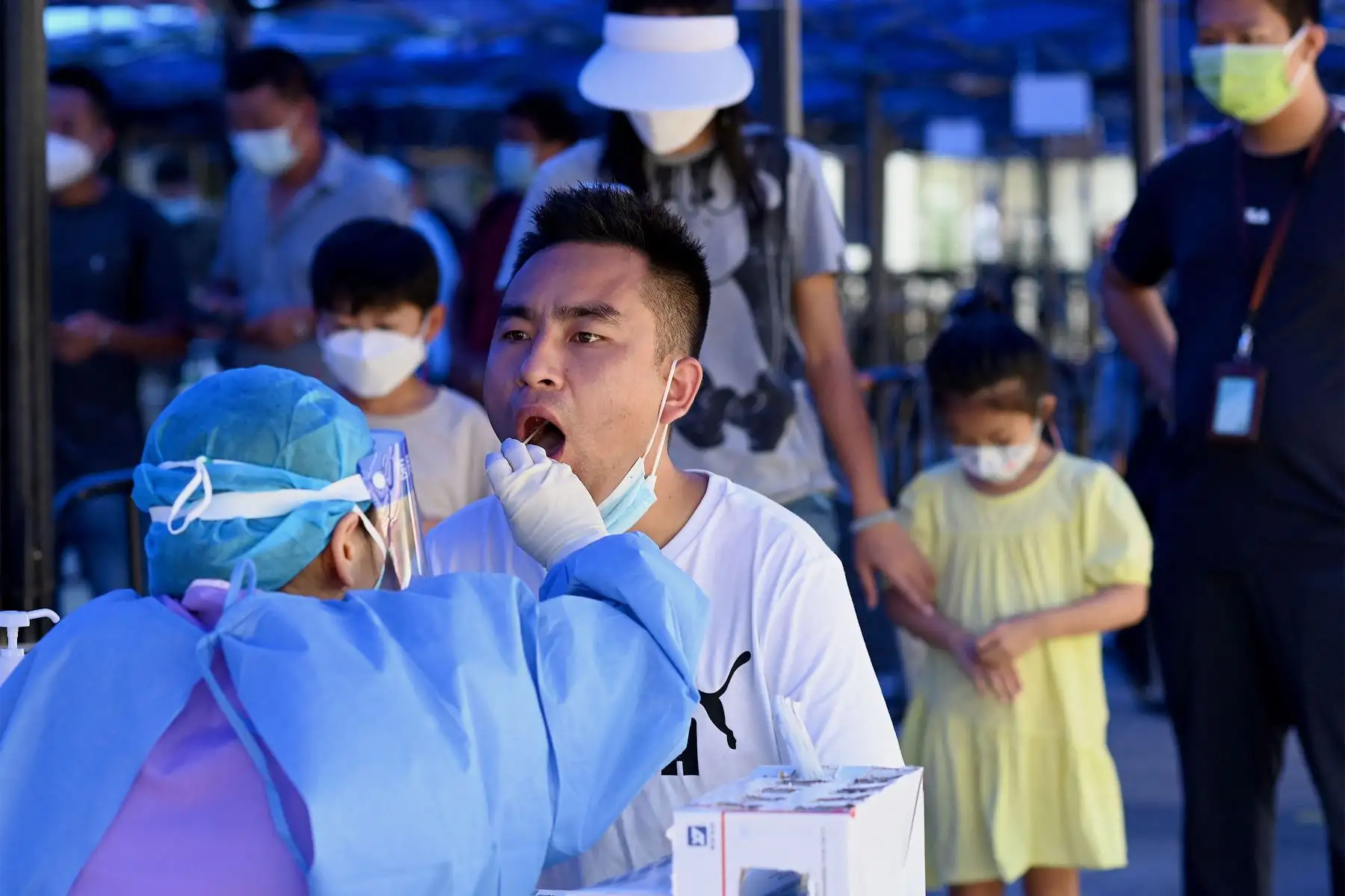 Un trabajador de la salud toma una muestra de ácido nucleico para el coronavirus Covid-19 en la terminal de pasajeros que llegan a la estación de tren de Zhuhai en Zhuhai, en la provincia de Guangdong, en el sur de China.
Foto: AFP