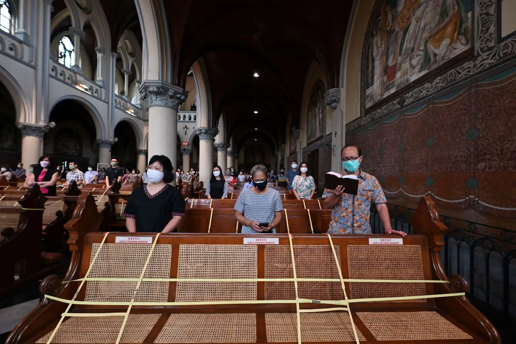 Las personas asisten a las oraciones mientras observan las medidas de prevención contra el coronavirus Covid-19, en una catedral de Yakarta.
Foto: AFP