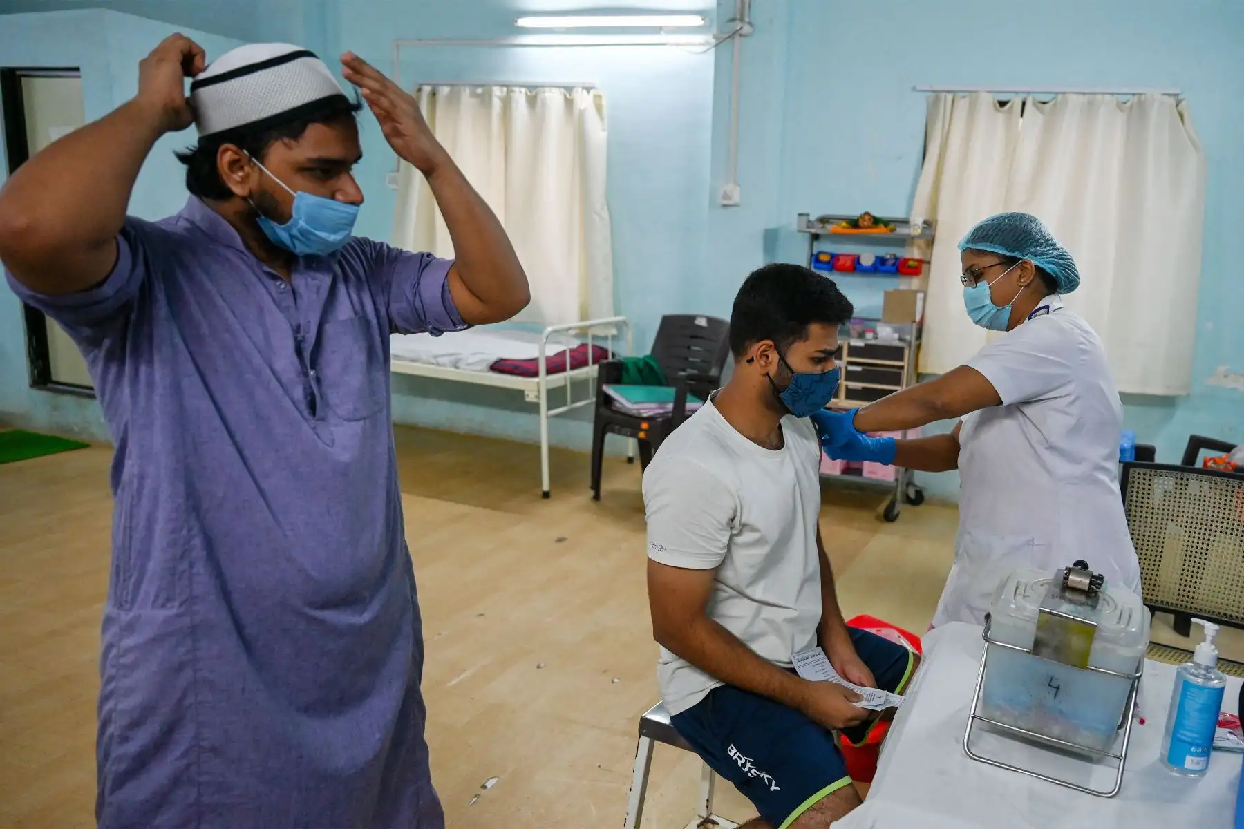 Un estudiante universitario es inoculado con una dosis de la vacuna Covishield contra el coronavirus Covid-19, en un centro de vacunación del Hospital Rajawadi en Mumbai.
Foto: AFP