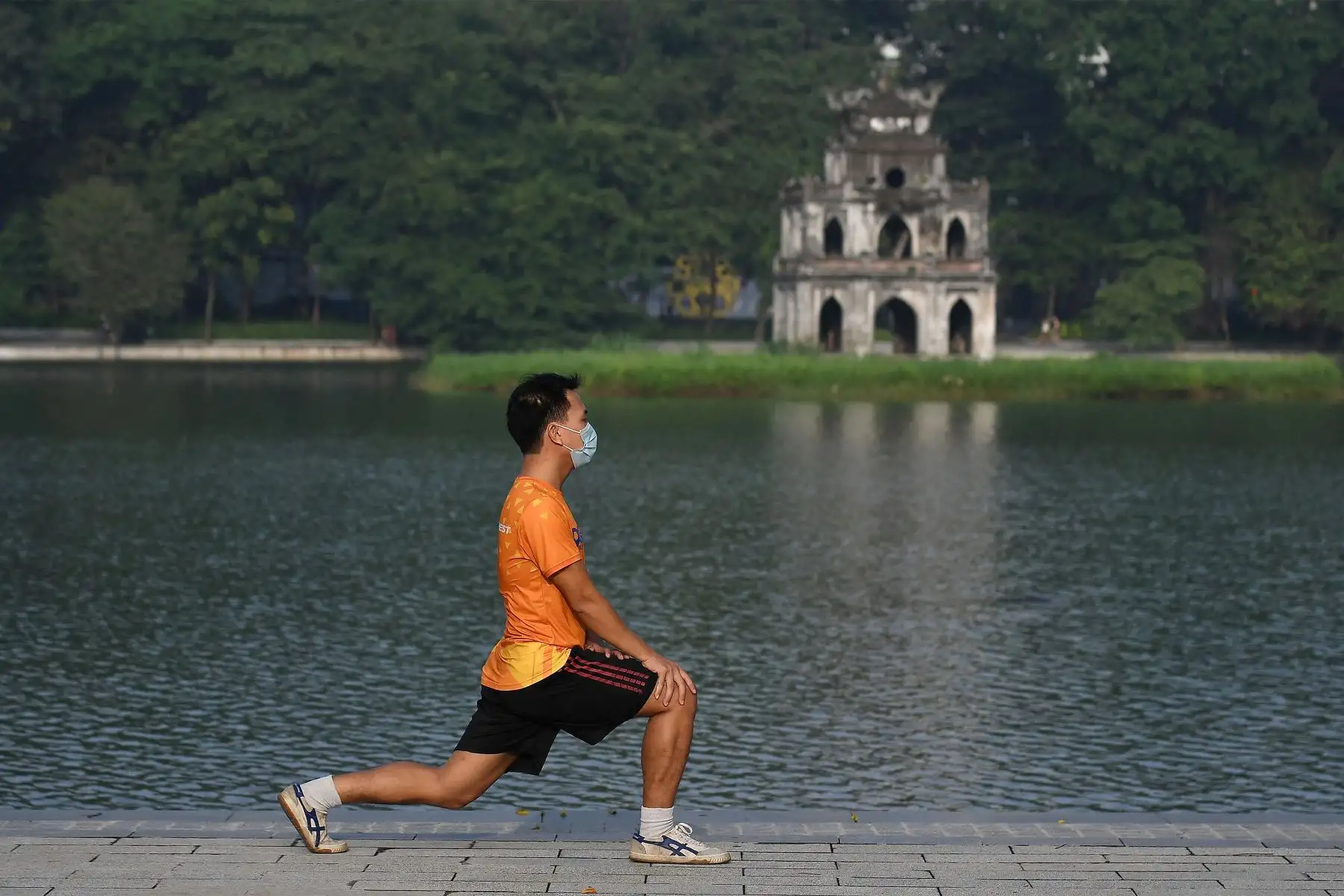 Un hombre se ejercita a lo largo del lago Hoan Kiem en Hanoi , luego de que las autoridades de la ciudad permitieran actividades deportivas al aire libre luego de la flexibilización de las restricciones del coronavirus.
Foto: AFP
