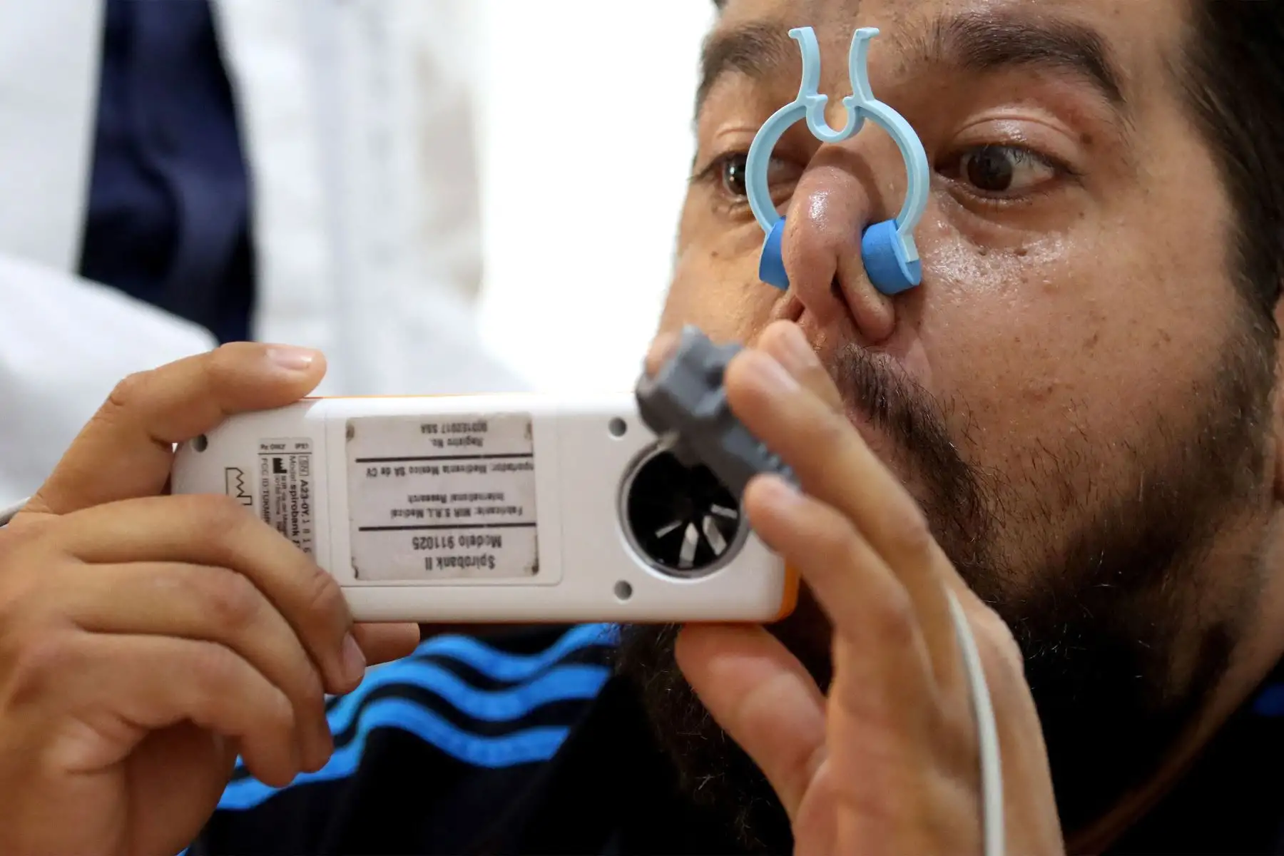Un hombre recibe una rehabilitación post covid-19 mediante una espirometría que mide la cantidad de aire retenido en los pulmones y la velocidad del flujo de aire durante el proceso respiratorio en la asociación "Juntos contra el dolor" en Guadalajara, México.
Foto: AFP
