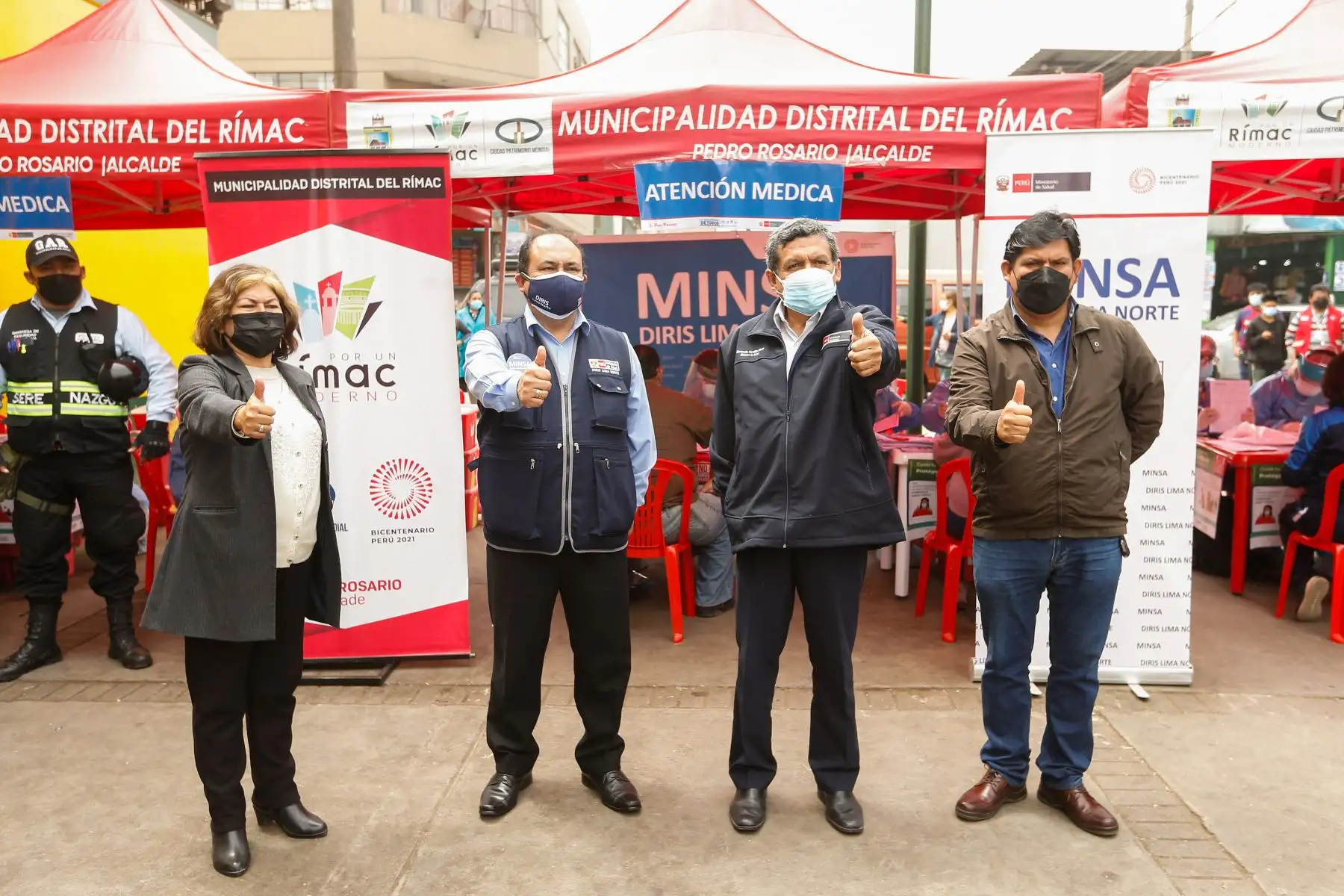 El ministro de Salud Hernando Cevallos, supervisa la toma de muestras moleculares a trabajadores del mercado de frutas de Caquetá. Foto: ANDINA/ MINSA
