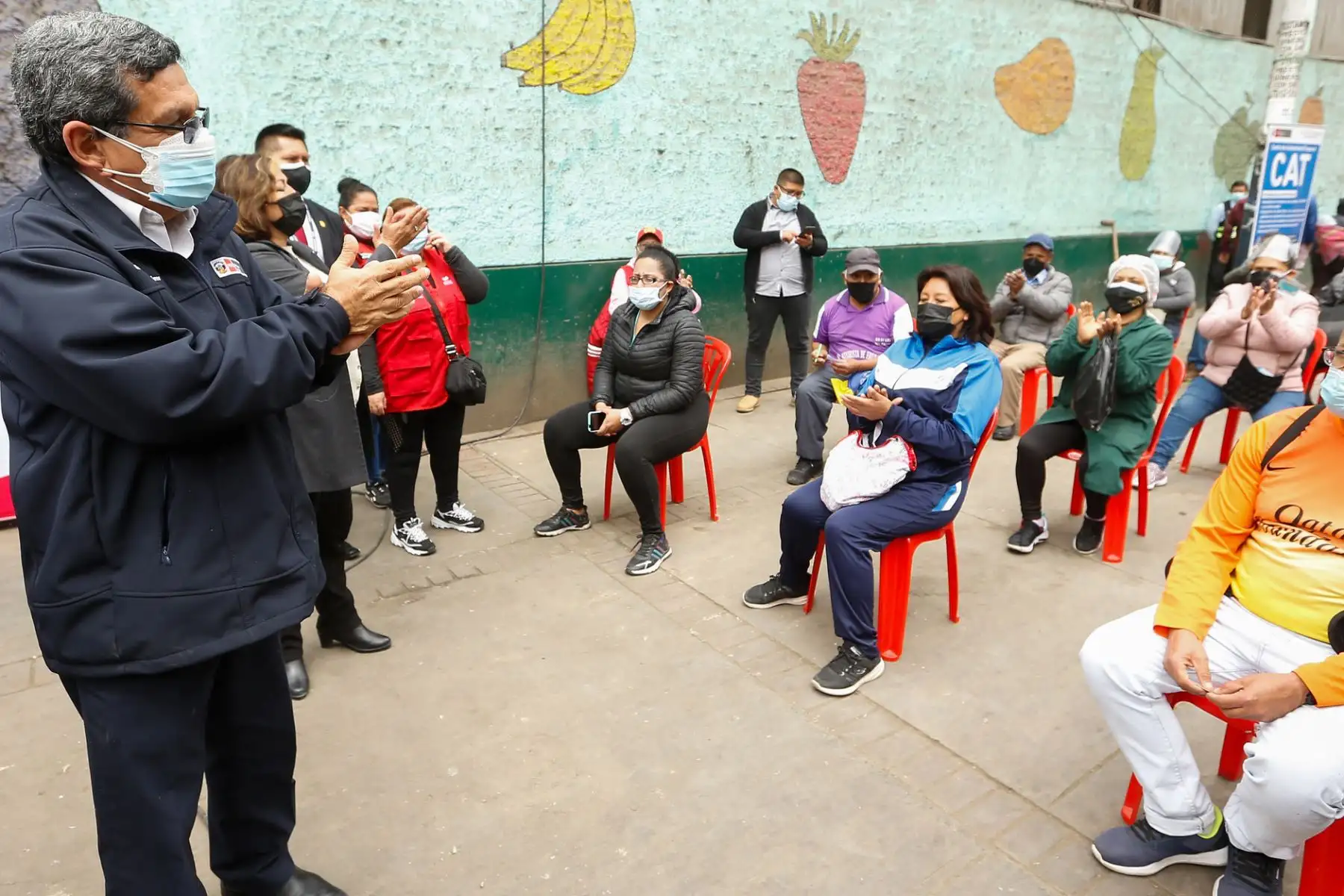El ministro de Salud Hernando Cevallos, supervisa la toma de muestras moleculares a trabajadores del mercado de frutas de Caquetá. Foto: ANDINA/ MINSA