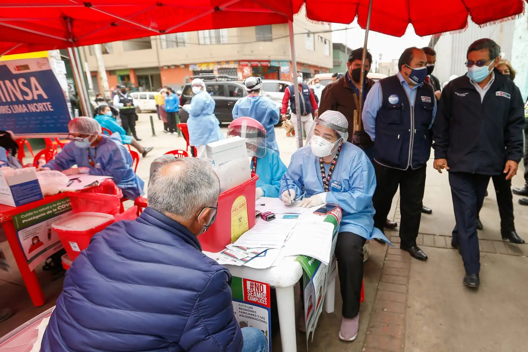 El ministro de Salud Hernando Cevallos, supervisa la toma de muestras moleculares a trabajadores del mercado de frutas de Caquetá. Foto: ANDINA/ MINSA