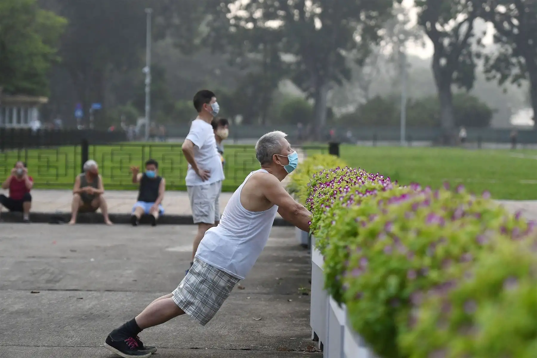 Un hombre se ejercita en un parque público en Hanoi, luego de que las autoridades de la ciudad permitieran las actividades deportivas al aire libre luego de la flexibilización de las restricciones del coronavirus Covid-19. 
Foto: AFP