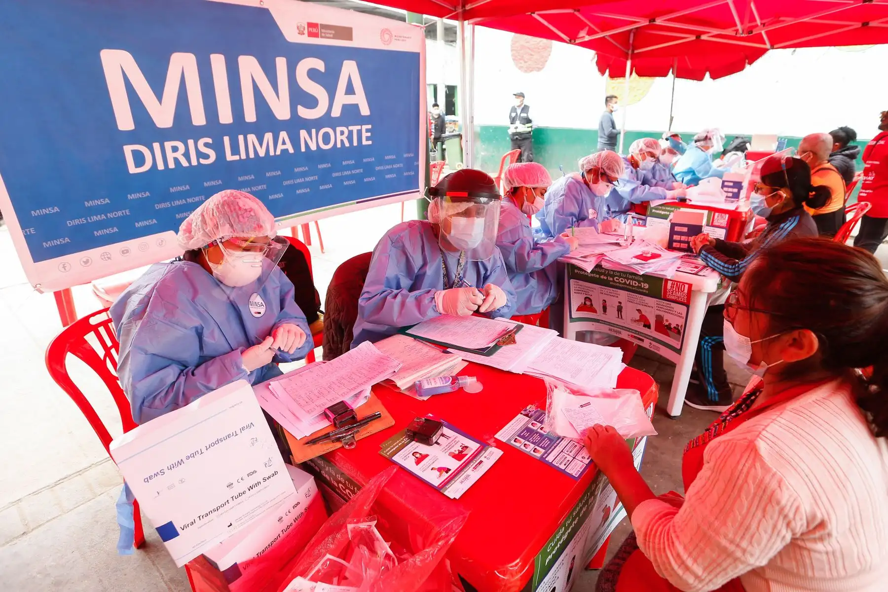 El ministro de Salud Hernando Cevallos, supervisa la toma de muestras moleculares a trabajadores del mercado de frutas de Caquetá. Foto: ANDINA/ MINSA