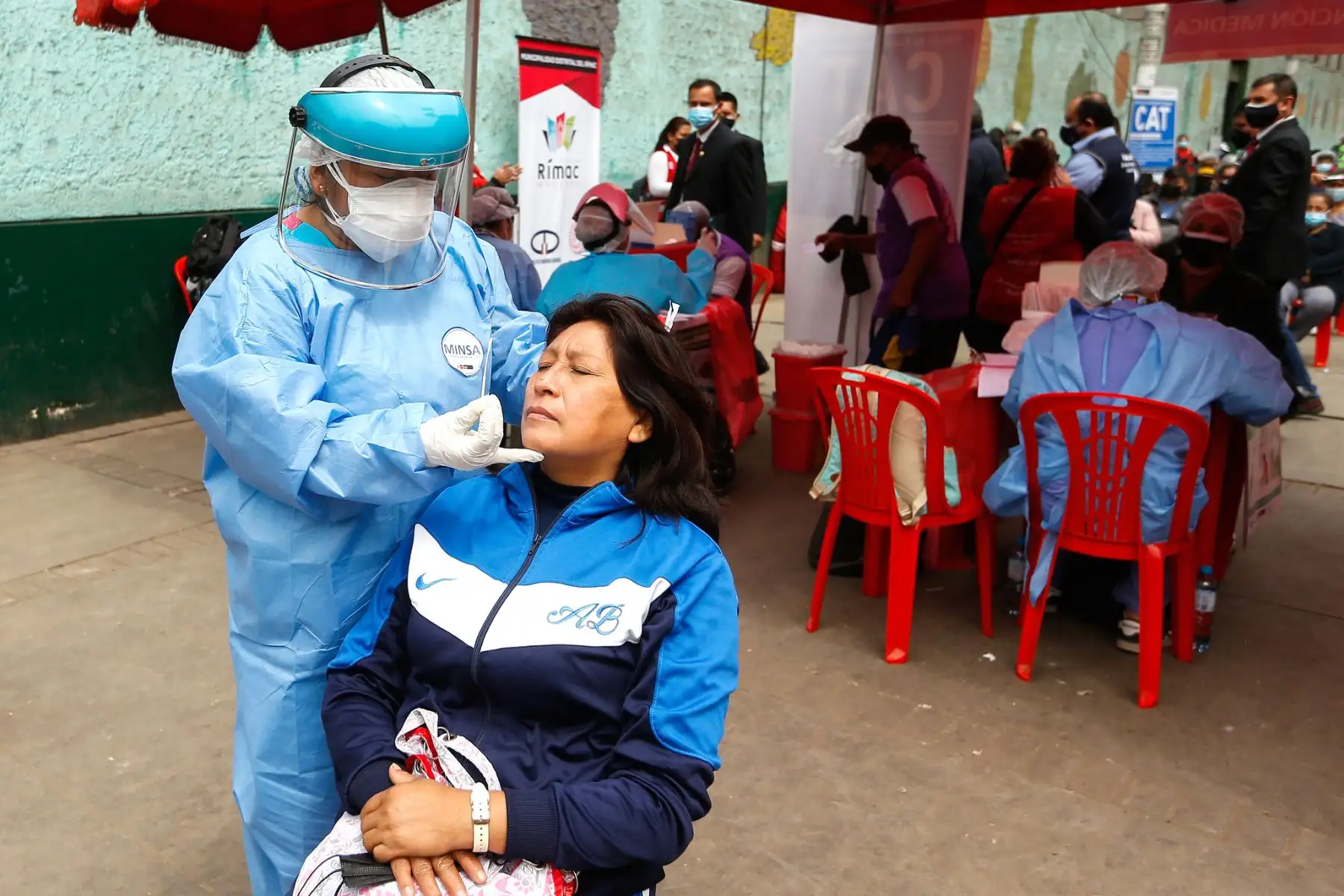 El ministro de Salud Hernando Cevallos, supervisa la toma de muestras moleculares a trabajadores del mercado de frutas de Caquetá. Foto: ANDINA/ MINSA