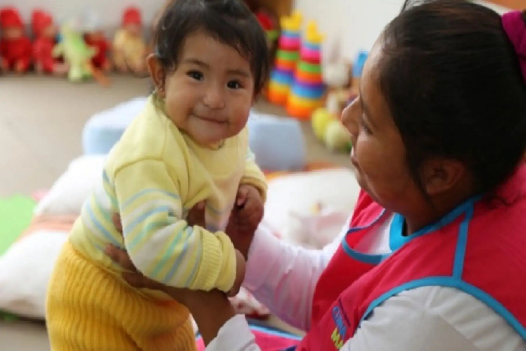 Cuna Más atiende a 60 245 niñas y niños de hasta 36 meses, mediante el Servicio del Cuidado Diurno en los Centros Infantiles de Atención Integral CIAI a escala  nacional; y 110 148 niñas y niños, a través del Servicio de Acompañamiento a Familias de dicho programa del Midis.