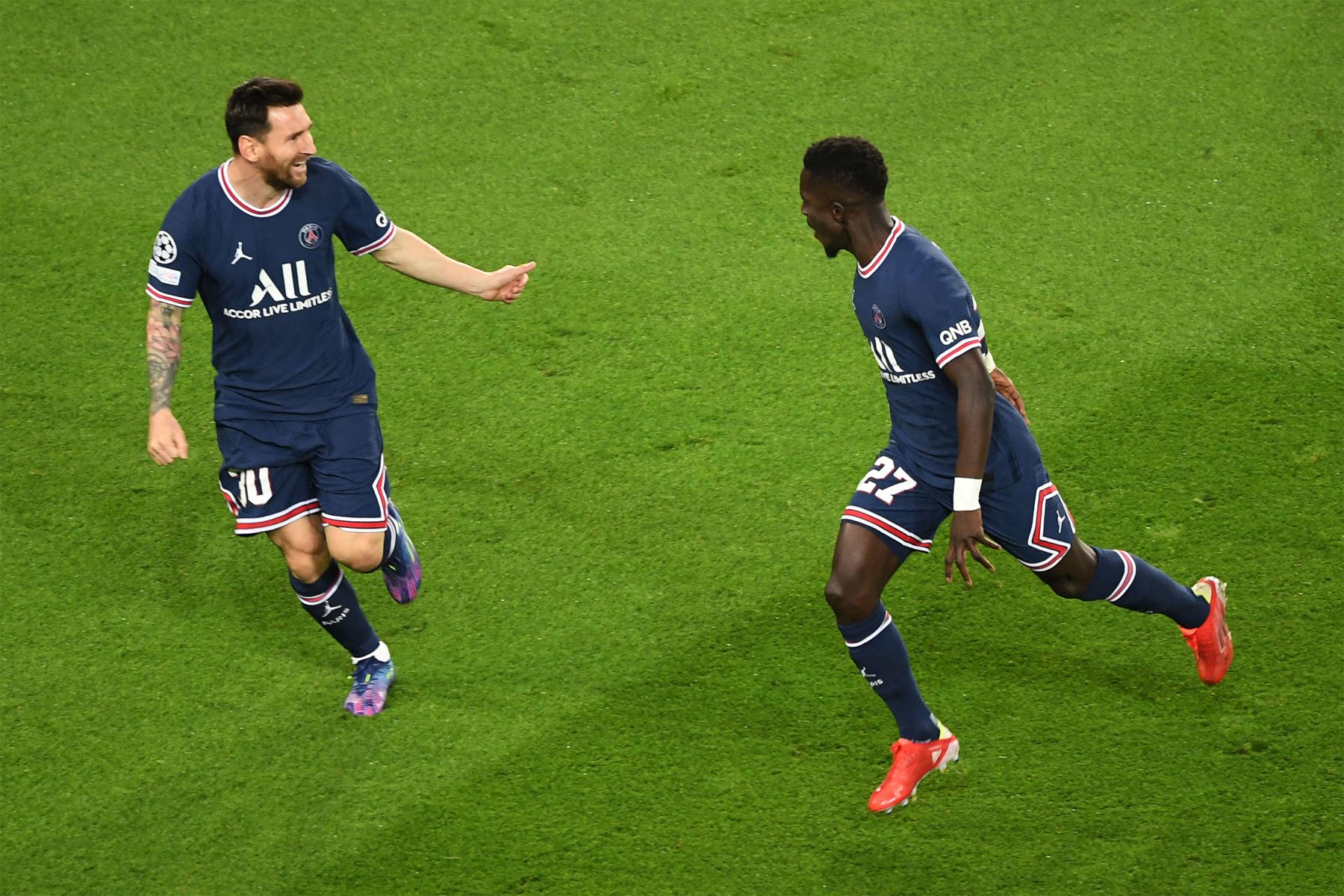 El centrocampista senegalés del Paris Saint-Germain Idrissa Gana Gueye celebra con el delantero argentino del Paris Saint-Germain Lionel Messi tras marcar un gol durante la primera ronda de la Liga de Campeones de la UEFA en el grupo A del partido de fútbol entre el Paris Saint-Germain