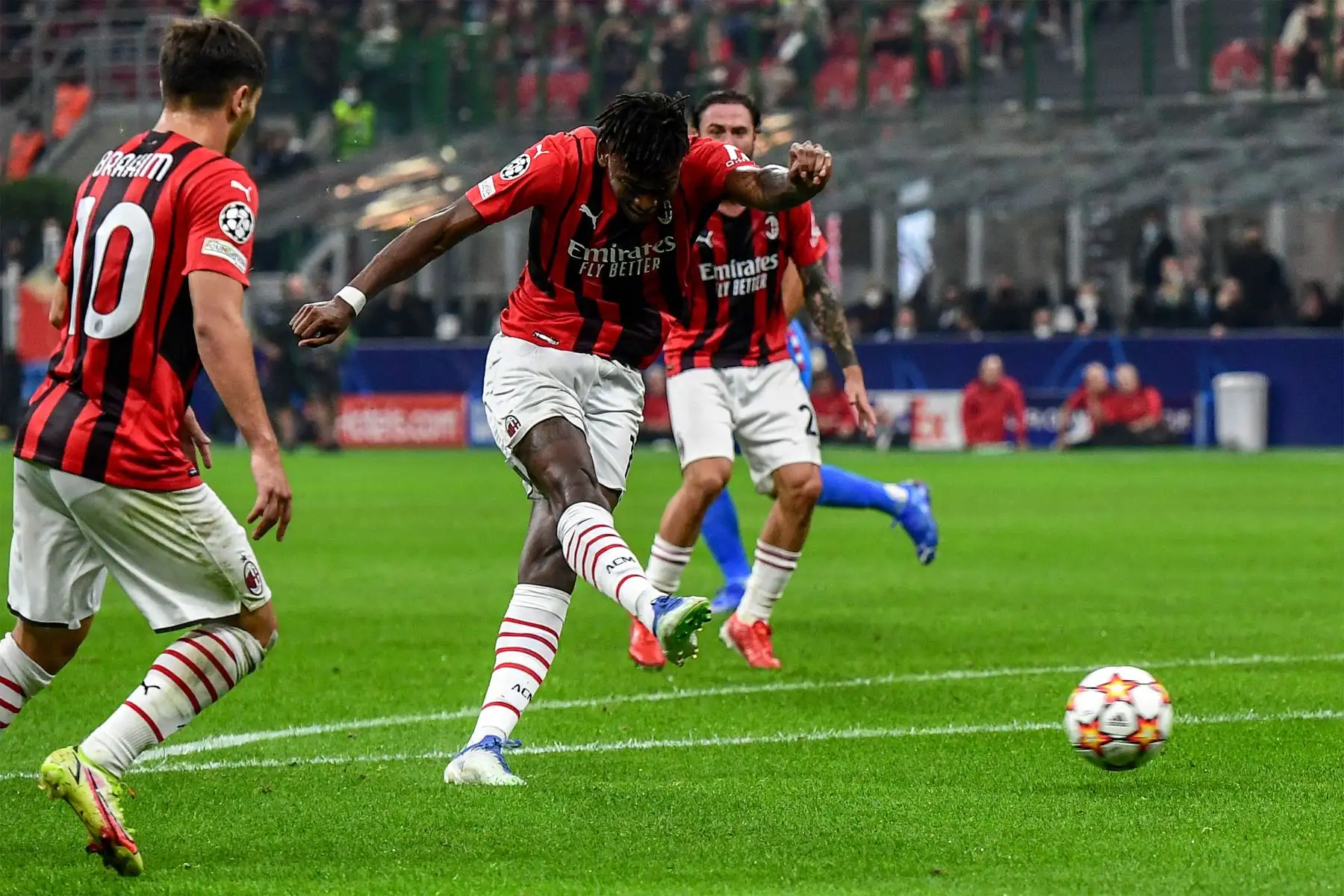 El delantero portugués del AC Milan Rafael Leao dispara para abrir el marcador durante el partido de fútbol del Grupo B de la Liga de Campeones de la UEFA entre el AC Milan y el Atlético de Madrid.
Foto: AFP