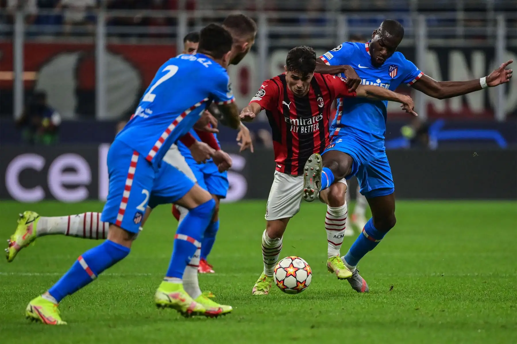 El centrocampista francés del Atlético de Madrid Geoffrey Kondogbia aborda al centrocampista español del AC Milán Brahim Díaz durante el partido de fútbol del Grupo B de la Liga de Campeones de la UEFA entre el AC Milán y el Atlético de Madrid.
Foto: AFP